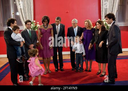 Präsident Barack Obama und First Lady Michelle Obama treffen sich mit dem chilenischen Präsidenten Sebastian Pineda, seiner Frau Cecilia Morel und ihrer Familie zu einem Foto während eines Abendessens im La Moneda Palace am 21. März 2011 Stockfoto