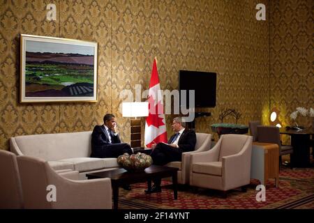 Präsident Barack Obama spricht mit dem kanadischen Premierminister Stephen Harper auf dem Gipfel G8 in Muskoka, Kanada, am 25. Juni 2010 Stockfoto