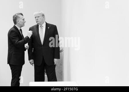 Präsident Donald Trump spricht mit dem argentinischen Präsidenten Mauricio Macri in der Leaders Lounge beim Japan Summit G20 am Freitag, den 28 2019. Juni in Osaka Japan. Stockfoto