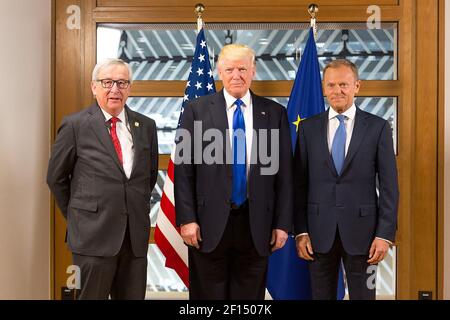 Präsident Donald Trump posiert für ein Foto mit den Staats- und Regierungschefs der Europäischen Union, Präsident Jean-Claude Juncker, und dem Präsidenten des Europäischen Rates, Donald Tusk, am Donnerstag, den 25 2017. Mai vor dem Beginn ihres bilateralen Treffens am Hauptsitz der Europäischen Union in Brüssel. Stockfoto
