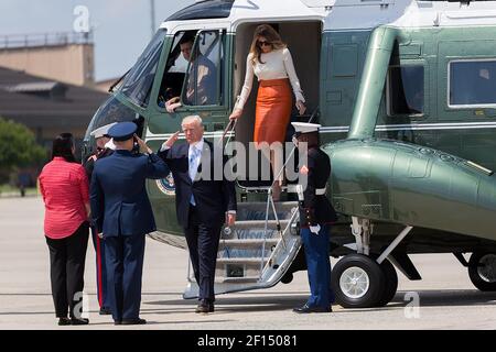 Präsident Donald Trump begrüßt, als er und First Lady Melania Trump an Bord von Marine an einem Freitag, dem 19 2017. Mai, zum Start ihres Auslandsbesuchs nach Saudi-Arabien, Israel, Rom, Brüssel und Taormina Italien kommen. Stockfoto