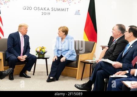 Präsident Donald Trump nimmt an einem bilateralen Treffen mit der Bundeskanzlerin der Bundesrepublik Deutschland Angela Merkel beim Japan Summit G20 am Freitag, den 28 2019. Juni in Osaka Japan Teil. Stockfoto