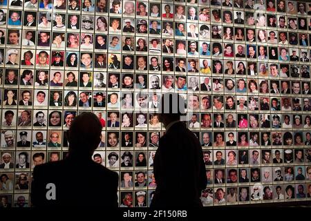 Präsident Barack Obama besucht das National September 11 Memorial & Museum mit dem ehemaligen Bürgermeister von New York, Michael Bloomberg, vor der Einweihung des Museums 9/11 am 15. Mai 2014 Stockfoto