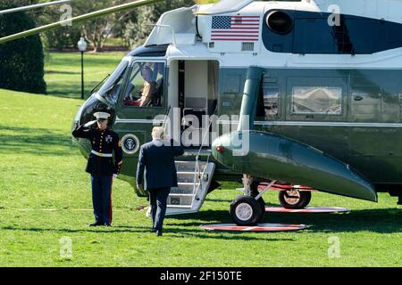 Präsident Donald Trump begrüßt, als er am Mittwochmorgen, dem 10 2019. April, auf dem South Lawn des Weißen Hauses in Marine One zum Beginn seiner Reise nach Texas eingeht. Stockfoto