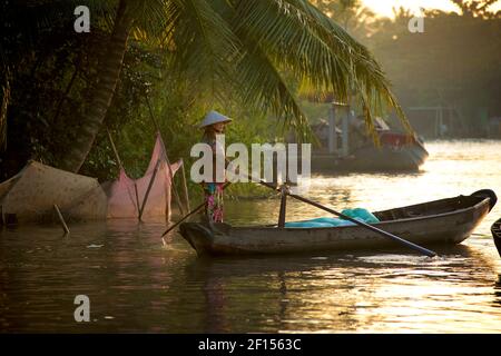 Vietnamesische Frau auf ihrem Boot auf Phong Điền frühmorgens schwimmenden Markt. In Der Nähe Von Can Tho, Mekong Delta, Vietnam Stockfoto