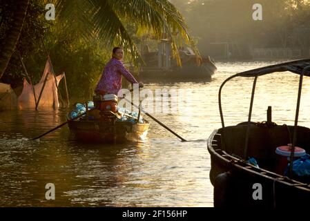 Vietnamesische Frau auf ihrem Boot auf Phong Điền frühmorgens schwimmenden Markt. In Der Nähe Von Can Tho, Mekong Delta, Vietnam Stockfoto