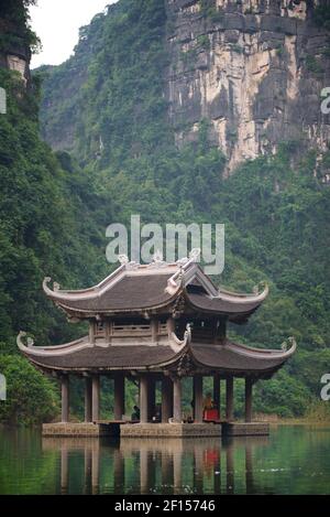 Eine Pagode im Fluss des Trang an Scenic Landscape Complex, Ninh Binh, Vietnam. Stockfoto