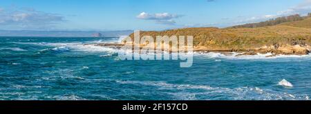 Panorama-Seesicht in Blau und Türkis. Pazifischer Ozean, felsige Klippen und Silhouette von Morro Rock. Blick vom Montana del Oro State Park, Cali Stockfoto