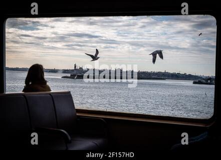 Istanbul, Türkei. März 2021, 07th. Eine Frau sah Sightseeing während der Reise in Istanbul während der Ausgangssperre.Ausgangssperre wird ganzen Tag am sonntag in Istanbul nach Türkei Präsident, Recep Tayyip Erdo?an's Erklärung über Coronavirus Credit: SOPA Images Limited/Alamy Live News Stockfoto