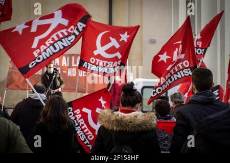 Rom, Italien. Februar 2021, 27th. Demonstration der Kommunistischen Partei Italiens durch Marco Rizzo Protest gegen Draghis Regierung, die sie eine Regierung von Banken und Konfindustria nennt. Demonstranten versammelten sich auf der Piazza San Silvestro in der Nähe des Regierungssitzes, um gegen Premier Mario Draghi, den ehemaligen Präsidenten der Europäischen Zentralbank, zu protestieren. (Foto: Andrea Ronchini/Pacific Press) Quelle: Pacific Press Media Production Corp./Alamy Live News Stockfoto