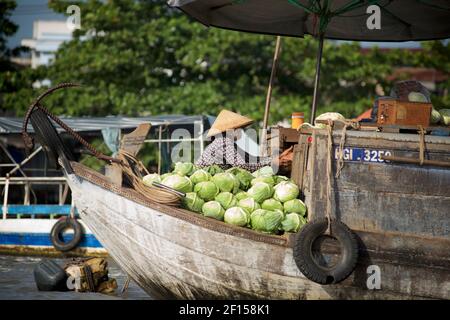 Flussboote Handel produzieren am Cai Rang schwimmenden Markt, Mekong Delta, Vietnam Stockfoto