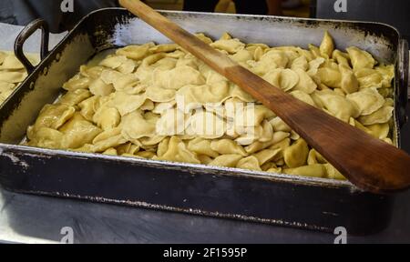 Rohe Ravioli mit Kartoffeln und Käse Stockfoto