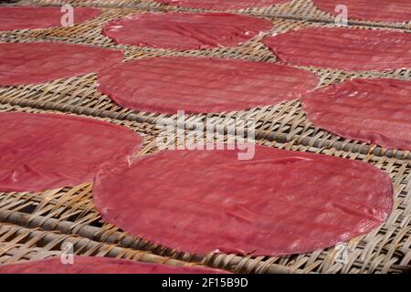 Farbige Reispapier Crepes ausgelegt, um auf Rattan Matten in der Sonne zu trocknen. Can Tho, Mekong Delta, Vietnam Stockfoto
