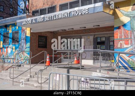 New York, Usa. März 2021, 07th. Ein Blick auf das Jacob A. Riis Settlement House in Queensbridge Houses im Stadtteil Queens in New York City. Kredit: SOPA Images Limited/Alamy Live Nachrichten Stockfoto