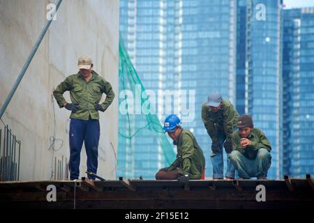 Bauarbeiter auf einer Hochhausbaustelle. Ho-Chi-Minh-Stadt, Vietnam Stockfoto