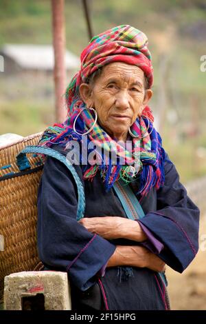 Porträt einer älteren Hmong-Frau, Sapa-Gebiet, Provinz Lao Cai, Nordvietnam Stockfoto