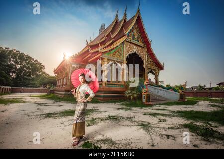 Thai Frau in traditioneller Tracht von Thailand Stockfoto