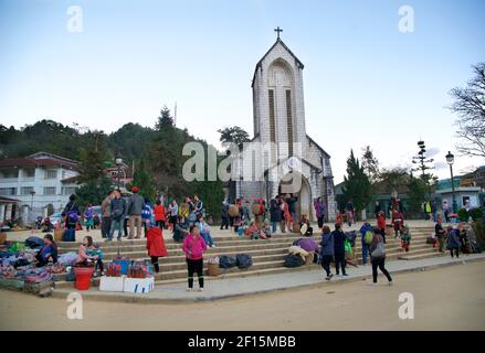 Sapa Kirche des Heiligen Rosenkranzes, eine historische katholische Kirche in Sa Pa, Lao Cai Provinz, Vietnam. Marktstände an der vorderen Treppe Stockfoto