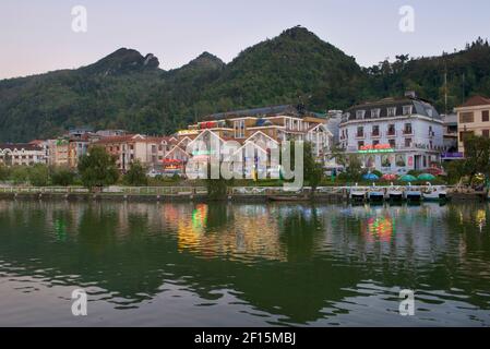 SA Pa See- und Stadtgebäude, Sa Pa, Lao Cai Provinz, Nord-BVietnam Stockfoto