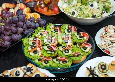 Würstchen-Sandwiches mit Gurke Stockfoto