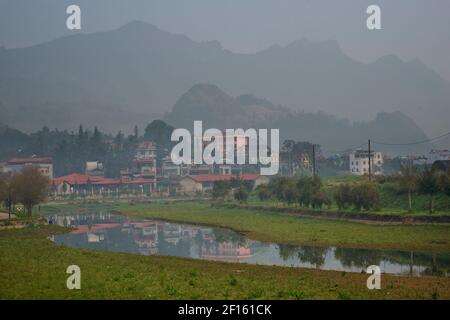 Neblige Morgenansicht von Bac Ha und dem Fluss Chay. Lao Cai Provinz. Nordost Vietnam Stockfoto