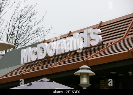 London, Großbritannien. März 2021, 2nd. McDonald's-Schild über einer seiner Filialen in London. Kredit: Dinendra Haria/SOPA Images/ZUMA Wire/Alamy Live Nachrichten Stockfoto