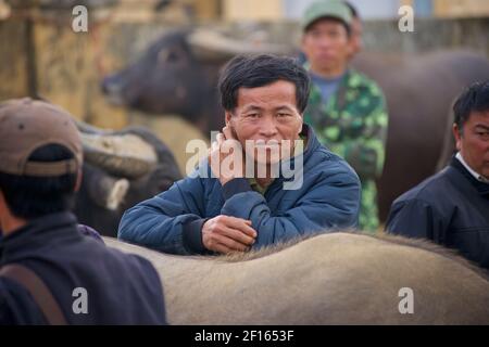 Potrait eines Hmong-Mannes auf einem Viehmarkt. Verkauf von Wasserbüffeln auf dem Bac Ha Markt, Provinz Lao Cai, Nordost-Vietnam Stockfoto