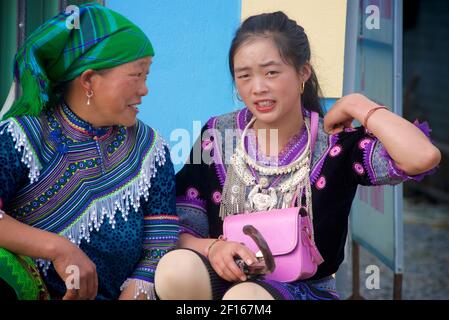 Blumen Hmong Frauen in lokalen Stil Kleidung auf Bac Ha Markt. Lao Cai Provinz, Nordost Vietnam Stockfoto