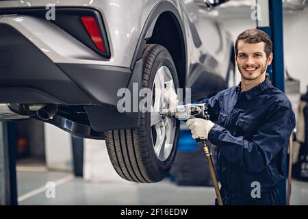 Auto-Reparatur-Service-Center. Mechaniker bei der Arbeit Stockfoto