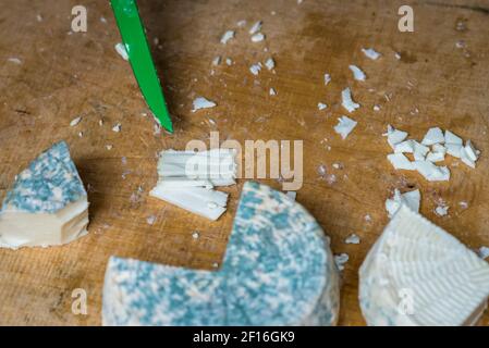 Käsestücke mit blauer Form Stockfoto