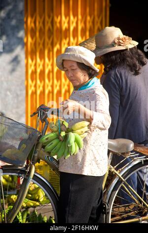 Vietnamesische Frau mit Fahrrad kaufen Bananen. Hoi an Markt, Vietnam Stockfoto