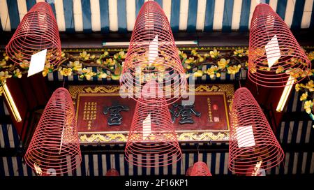 Spiral Weihrauchspulen im Hoi Quan Quảng Dong. Die Hokien (Fujian) Meeting Hall, Phuc Kien. Hoi An, Provinz Quảng Nam, Vietnam Stockfoto