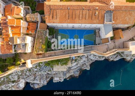 Luftaufnahme Drohne von Basketballplatz in Dubrovnik Stadt Wand an Klippe in Kroatien Sommermorgen Stockfoto