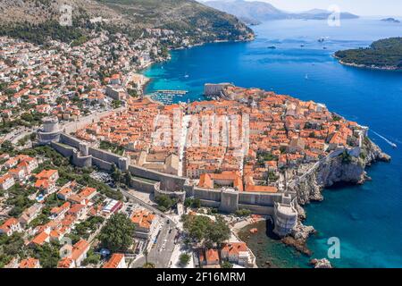 Luftdrohnenaufnahme von Otok Lokrum in der Nähe der Adria Dubrovnik Altstadt in Kroatien Sommermittags Stockfoto