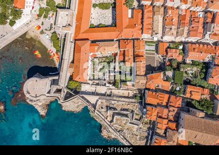 Luftaufnahme der Drohne von Bokar Fort of City Wall Der Altstadt Dubrovnik an der Adria in Kroatien Sommer Mittag Stockfoto