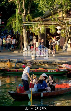 Touristenboote und die Cafés am Wasser neben Bach Dang st, Hoi an, Quảng Nam Provinz, Vietnam. Thu Bon River Stockfoto