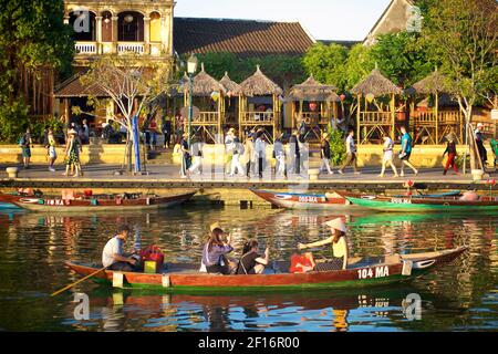 Touristenboote und die Cafés am Wasser neben Bach Dang st, Hoi an, Quảng Nam Provinz, Vietnam. Thu Bon River Stockfoto