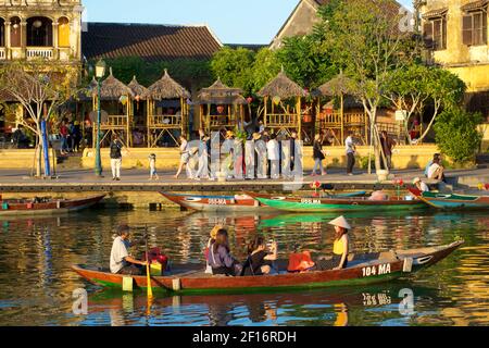 Touristenboote und die Cafés am Wasser neben Bach Dang st, Hoi an, Quảng Nam Provinz, Vietnam. Thu Bon River Stockfoto