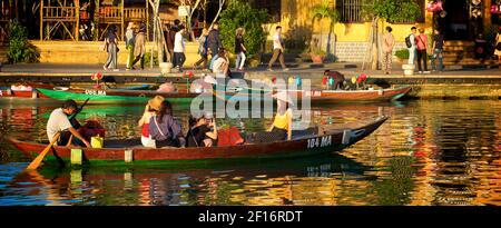 Touristenboote und die Cafés am Wasser neben Bach Dang st, Hoi an, Quảng Nam Provinz, Vietnam. Thu Bon River Stockfoto