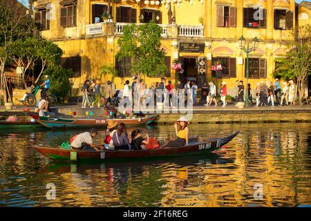 Touristenboote und die Cafés am Wasser neben Bach Dang st, Hoi an, Quảng Nam Provinz, Vietnam. Thu Bon River Stockfoto