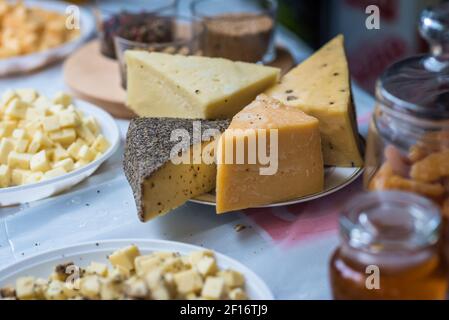 Stücke von Hartkäse Stockfoto