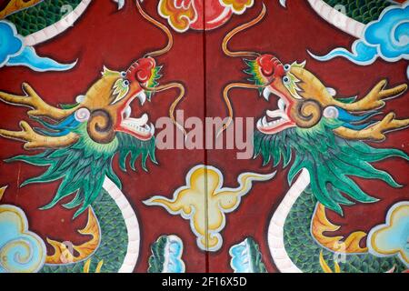 Kunstvoll bemalte Drachen an den Türen zur Quan Cong Pagode. Chua Ong Tempel, Hoi An, Vietnam Stockfoto