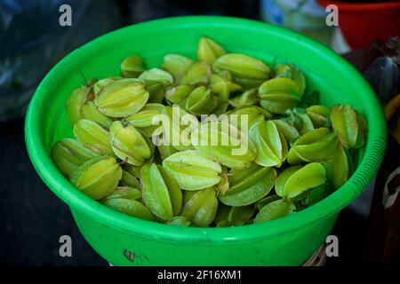 Sternfrüchte oder Carambola Obst zum Verkauf auf Hoi an Markt, Vietnam. Die Frucht von Averrhoa carambola, eine Baumart, die im tropischen Südostasien beheimatet ist. Stockfoto