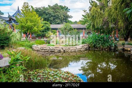 Landschaftlich schöne Aussicht auf Erhai Lake Park auf Tuanshan Berg mit Kleiner Teich und grüne Natur in Dali Yunnan China Stockfoto