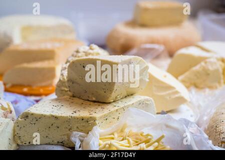 Käsestücke mit Gewürzen Stockfoto