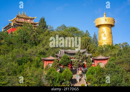 Guishan Dafo Tempel landschaftlich schöne Aussicht mit dem riesigen tibetischen Buddhist Gebetsrad in Guishan Park in Dukezong Altstadt in Shangri-La Yunnan China Stockfoto