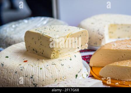 Käsestücke mit Gewürzen Stockfoto