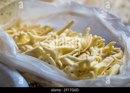 Geflochtener Weißkäse Stockfoto