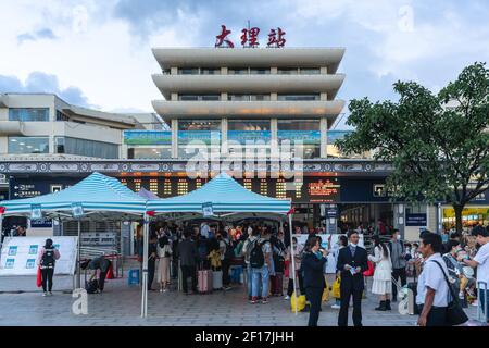 Dali China , 7. Oktober 2020 : Vorderansicht des Dali Stadtbahnhofs mit Menschen in Dali Yunnan China Stockfoto