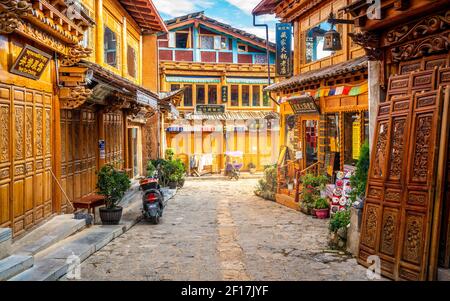 Shangrila , 8. Oktober 2020 : Alte tibetische Holzhäuser und dramatisches Licht in der Straße der alten Stadt Dukezong Shangri-La Yunnan China Stockfoto